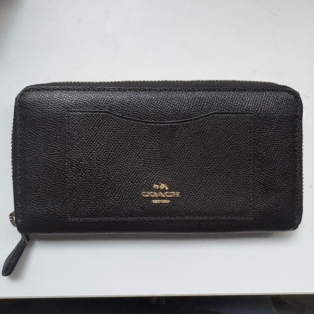 Coach EUC Black Leather Continental Zip Wallet